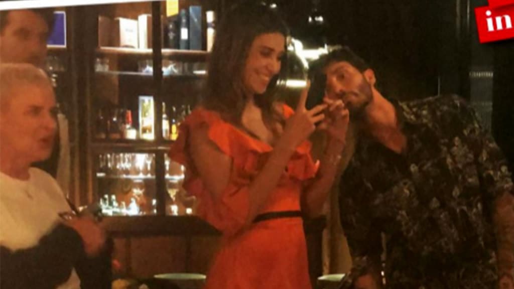 Belen Rodriguez Mazzo Di Rose A Sorpresa Da Stefano De Martino