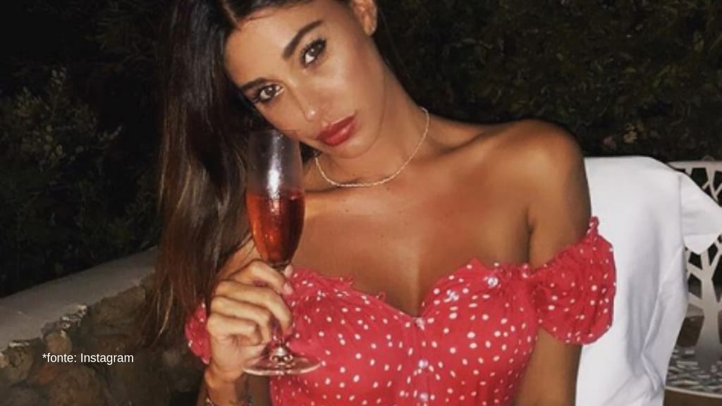 belen rodriguez mentre sorseggia un drink a ibiza