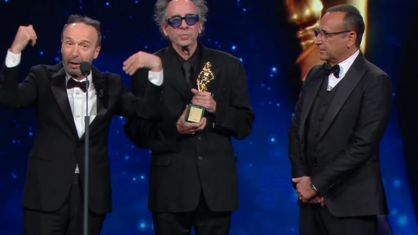 roberto benigni mentre premia tim burton e carlo conti che li guarda