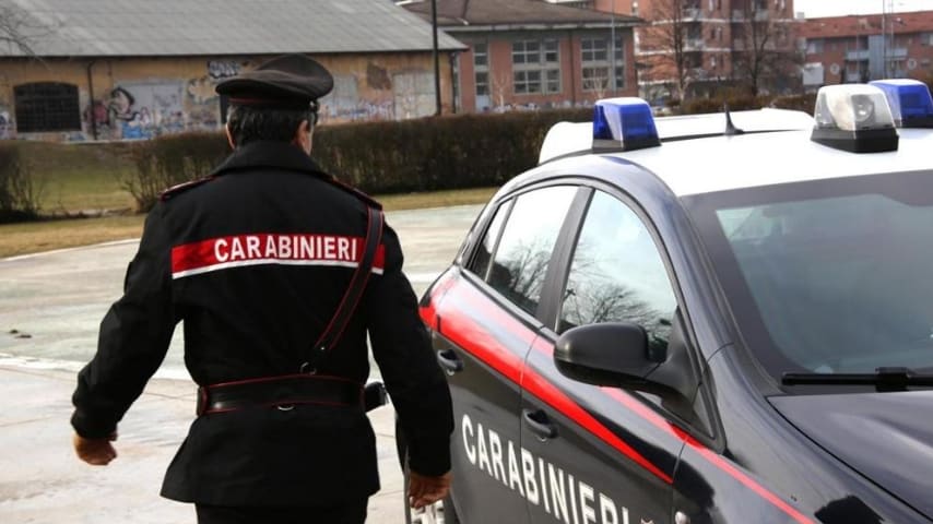 Asti, bimbo di 2 anni vaga solo per strada: carabinieri lo riportano al padre ma scoprono che è uno spacciatore e lo arrestano