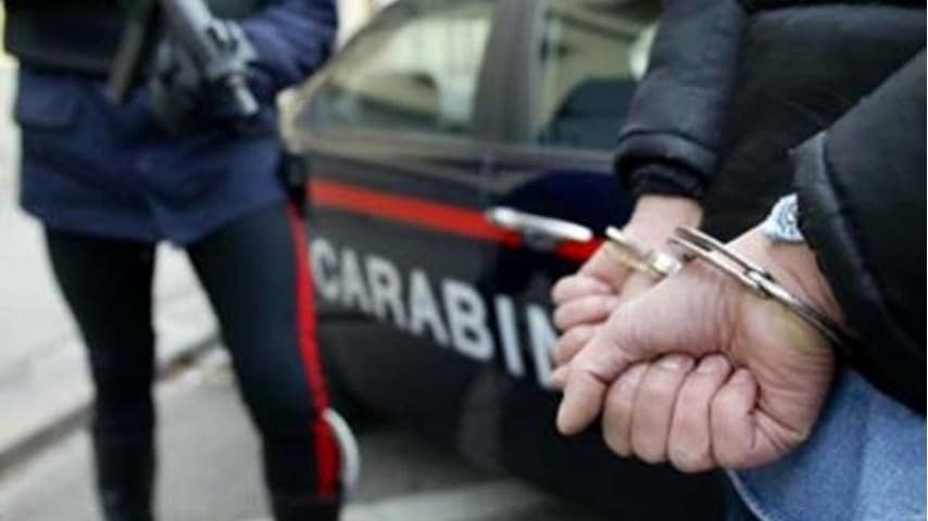 Asti, bimbo di 2 anni vaga solo per strada: carabinieri lo riportano al padre ma scoprono che è uno spacciatore e lo arrestano