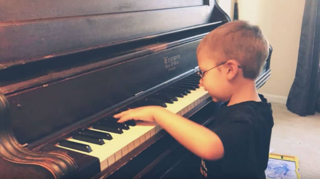 Avett Ray Maness suona Bohemian Rhapsody al pianoforte