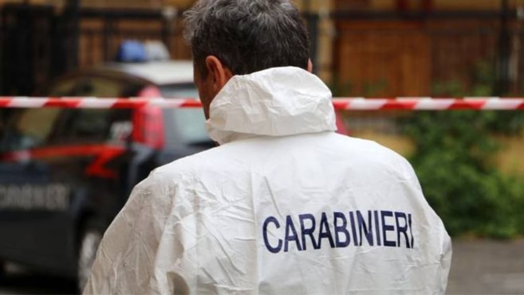 carabiniere della scientifica fotografato di spalle
