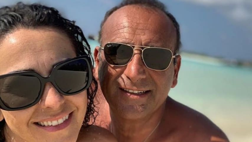 la moglie di carlo conti e carlo conti al mare