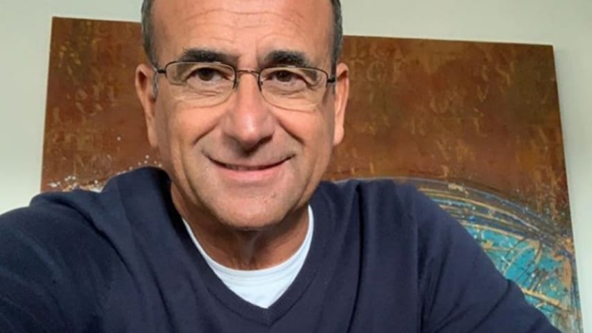 carlo conti mentre gioca con i lego