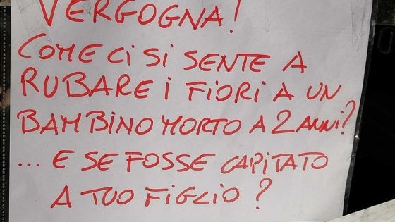 Il cartello ora sulla tomba del piccolo Alessandro