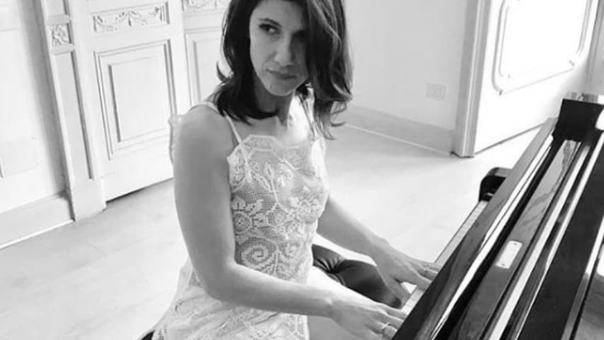 La cantante Elisa mentre suona il pianoforte