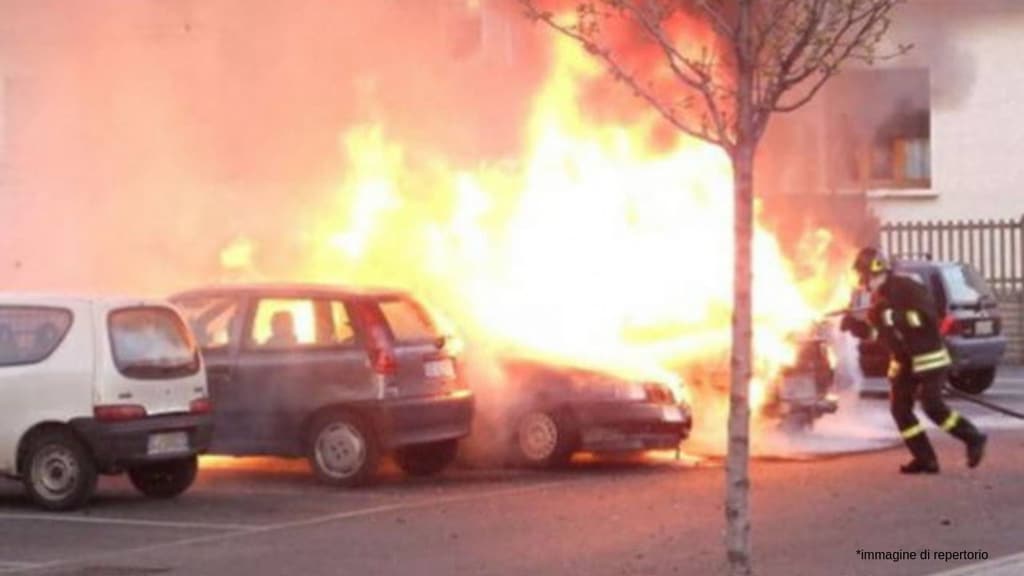Dà fuoco all'auto con dentro la ex moglie