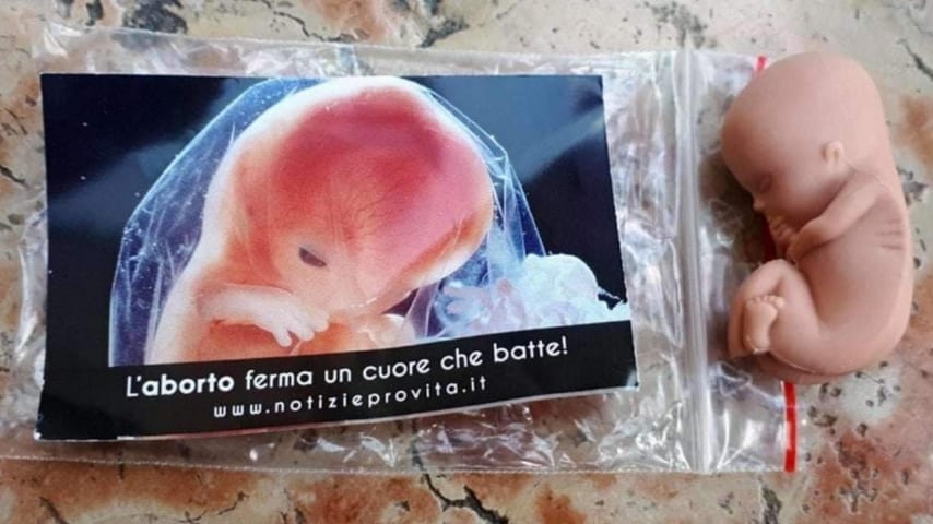I gadget a forma di feto distribuiti al Congresso delle Famiglie. Foto: Twitter