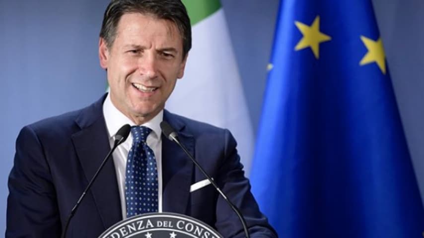 giuseppe conte durante un comizio