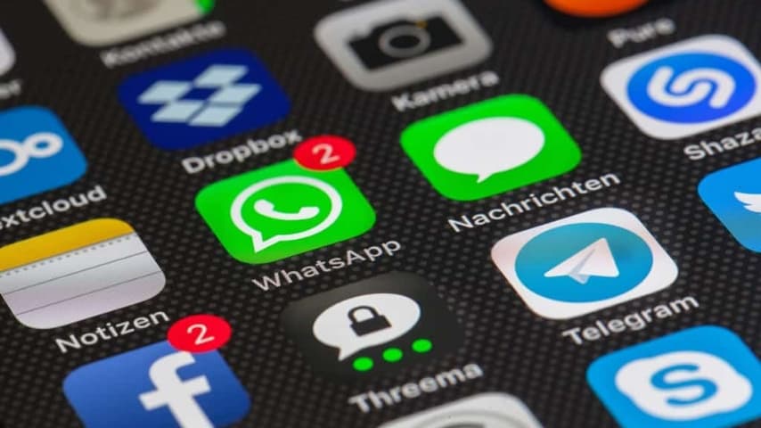 icone di whatsapp e facebook su un cellulare