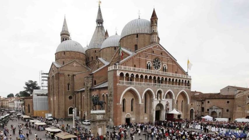 Falso invalido truffa i turisti davanti la Basilica del Santo