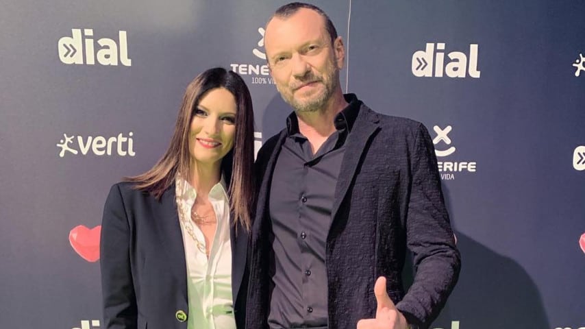 Laura Pausini e Biagio Antonacci in posa per l'evento "Premios Dial" tenutosi a Tenerife