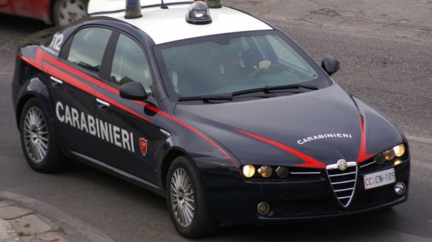 volante dei carabinieri su strada