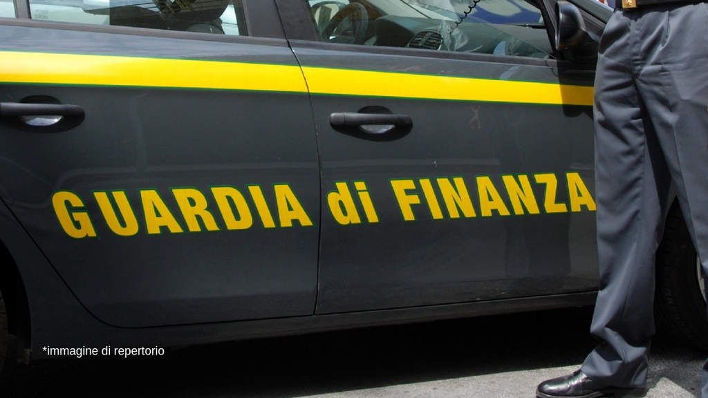 scritta guardia di finanza su una macchina degli agenti