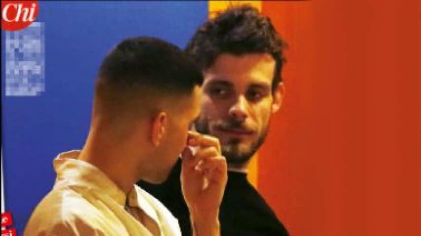 Mahmood, una cena tra abbracci e carezze: solo amicizia?