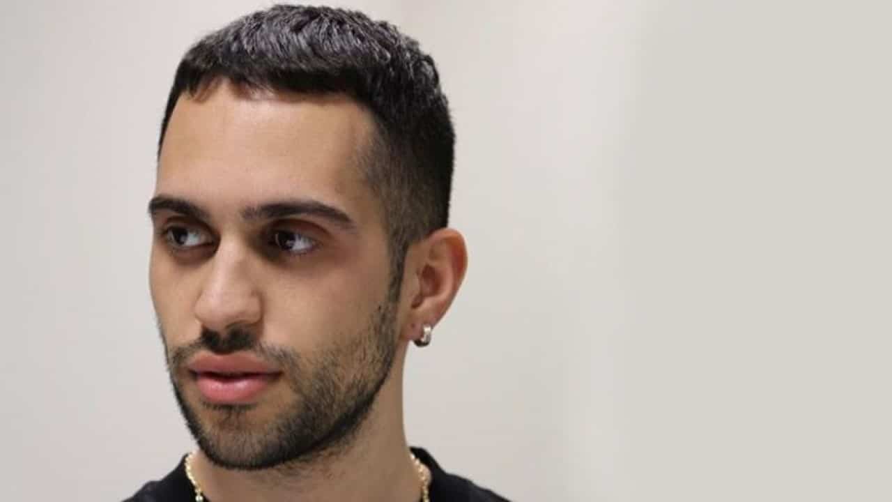 Mahmood, una cena tra abbracci e carezze: solo amicizia?