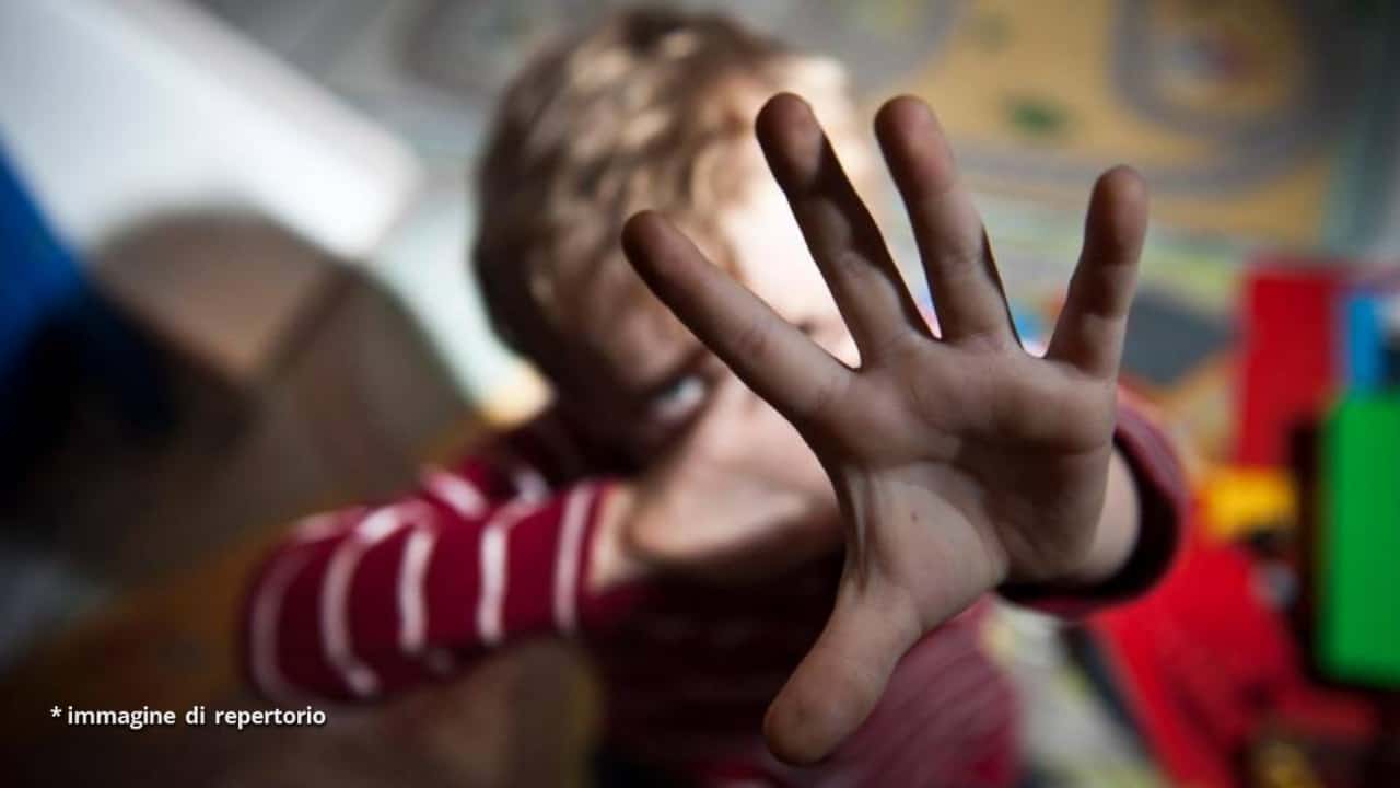 Chieti, mamma imbottiva di farmaci il figlio e lo picchiava: condannata