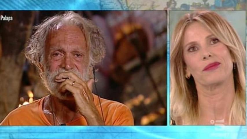 Un frame de L'Isola dei Famosi con Riccardo Fogli ed Alessia Marcuzzi