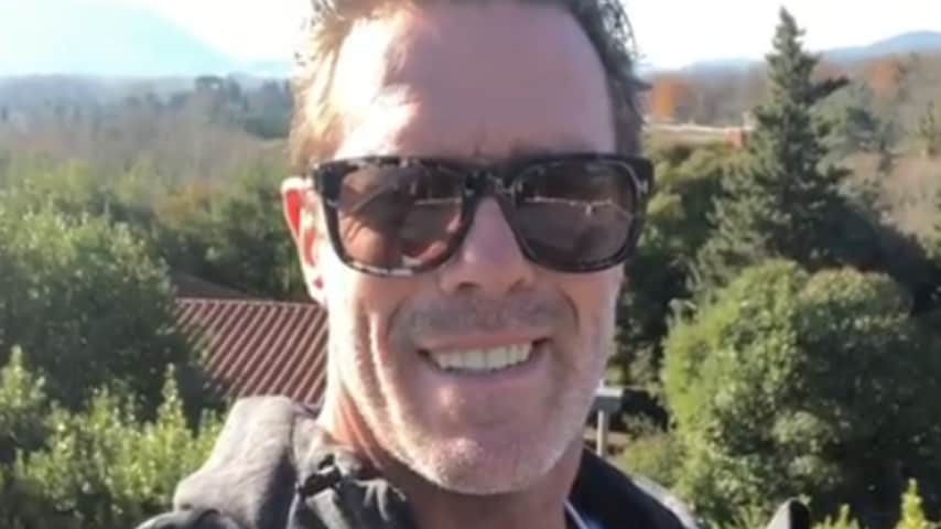 primo piano di mario cipollini mentre registra un video