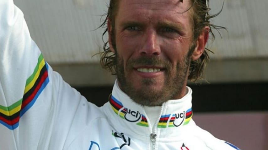 primo piano di mario cipollini mentre festeggia la sua prima vittoria in maglia iridata