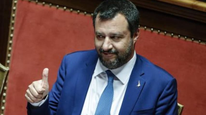 primo piano di matteo salvini mentre fa il pollice