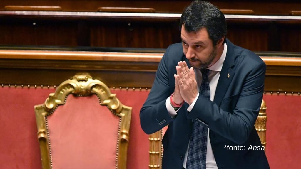 Matteo Salvini con le mani giunte in segno di ringraziamento in Senato