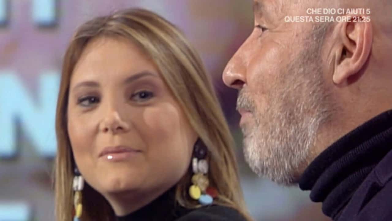 Le lacrime in diretta di Maurizio Battista per la terza figlia: "Non è stato facile, ci attaccano sul web"