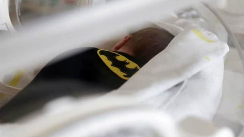 Neonati diventano supereroi nel Carnevale della terapia intensiva