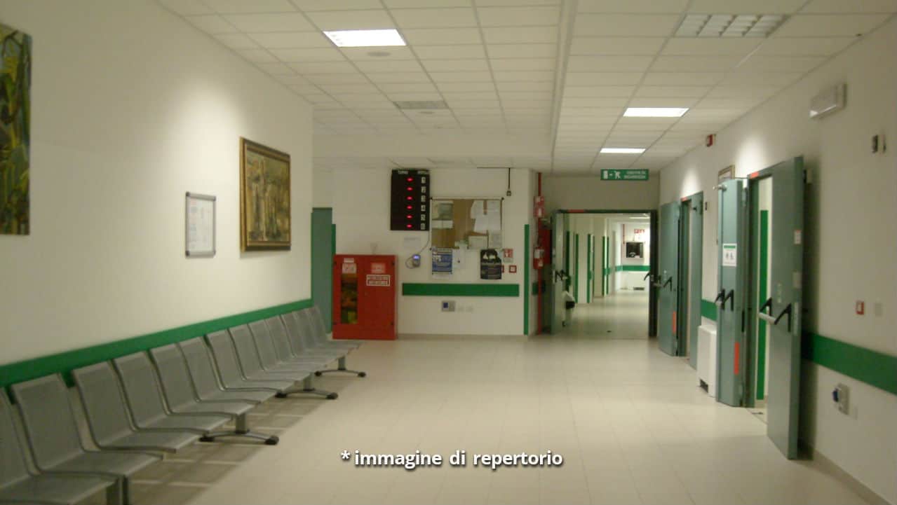 Feto del figlio morto sepolto insieme al corpo di un uomo: drammatico scambio all'obitorio