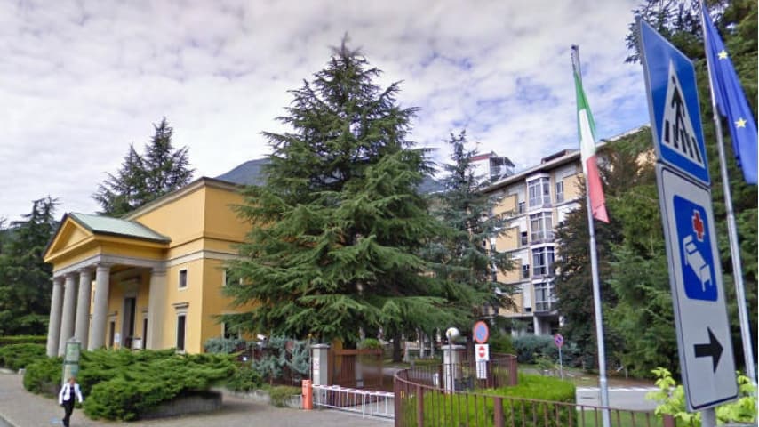 Sondrio, 15enne si taglia, sviene e sbatte la testa a scuola: è in fin di vita