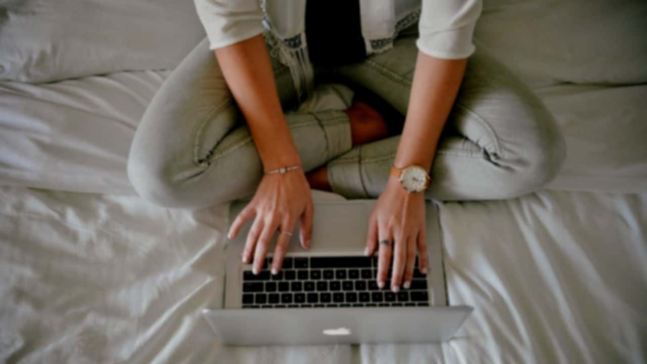 Riconosce il marito in un video porno gay e chiede aiuto su Internet