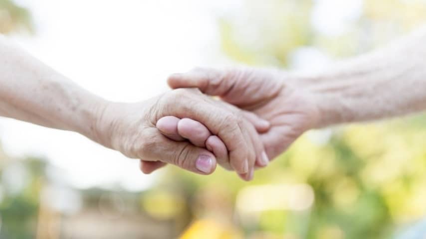 71 anni di matrimonio, lui muore e lei lo segue il giorno dopo: la storia d'amore di Pietro e Maria