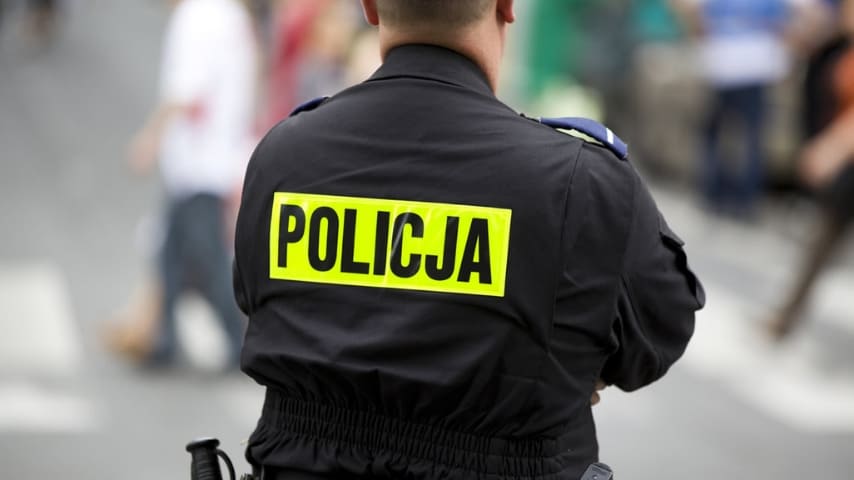 agente di polizia polacca di spalle
