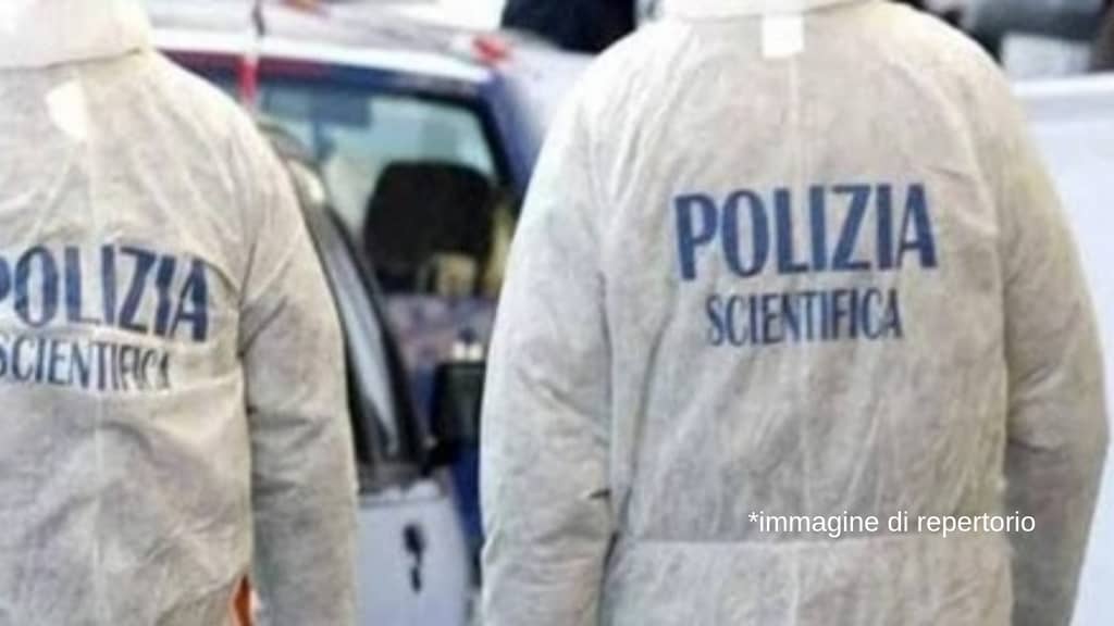 due uomini della polizia scientifica di spalle