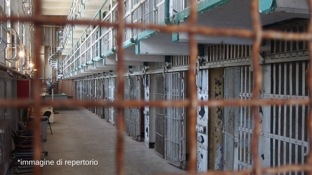 sbarre oltre le quali si notano le celle di un carcere