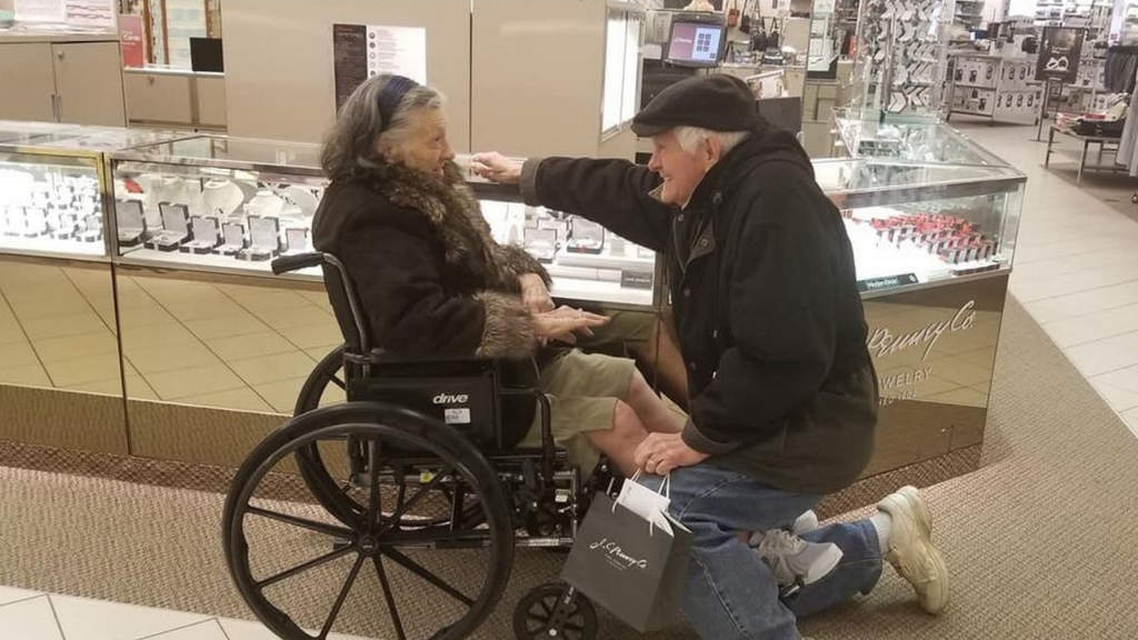 Lei è malata e ha 81 anni: lui si inginocchia e le rifà la proposta di matrimonio