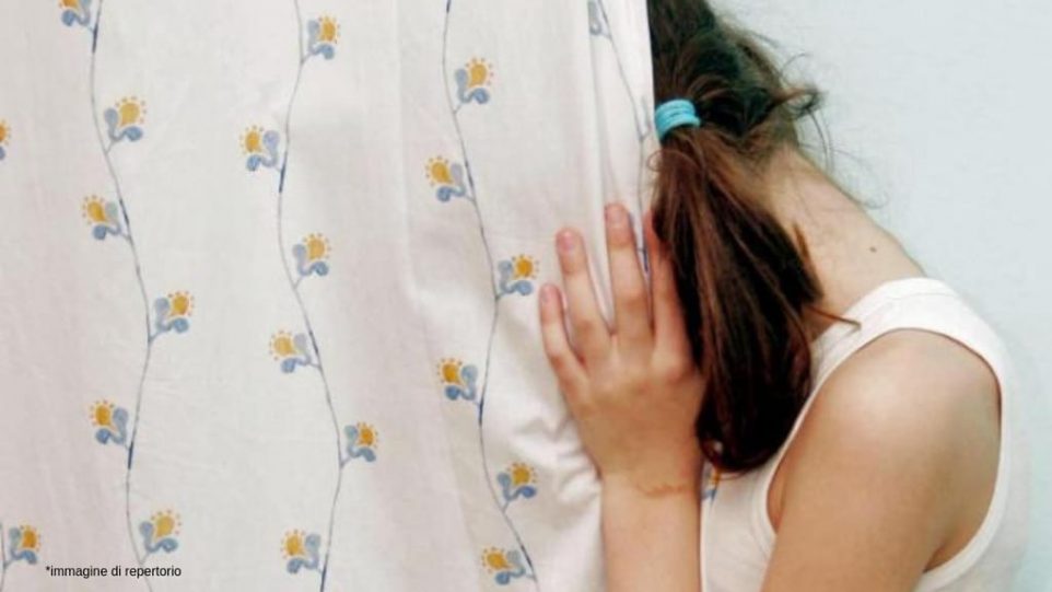 Filma la figlia 13enne mentre si masturba e invia i video all'amico Filma la figlia 13enne mentre si masturba e invia i video all'amico