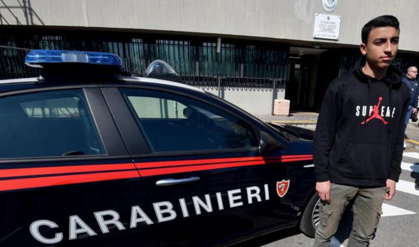 rami shehata posa vicino alla macchina dei carabinieri