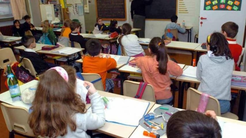 Milano, dirigente impone un registro per i bimbi che vanno in bagno: è polemica