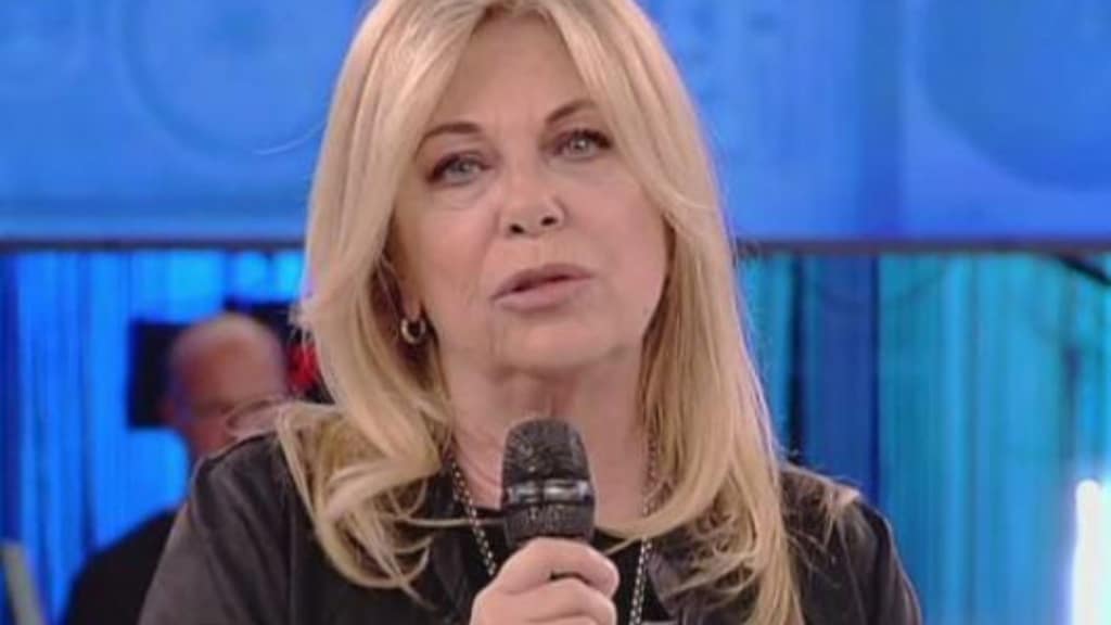 primo piano di rita dalla chiesa con in mano un microfono