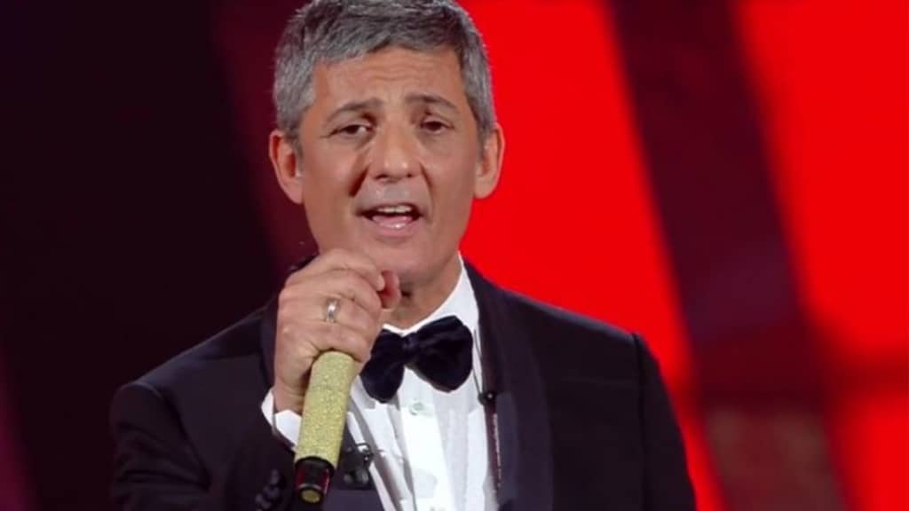 rosario fiorello mentre tiene in mano un microfono sul palco dell'ariston a sanremo