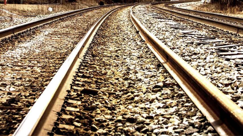 primo piano sulle rotaie di un treno