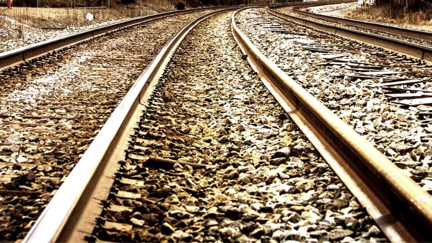 primo piano sulle rotaie di un treno 