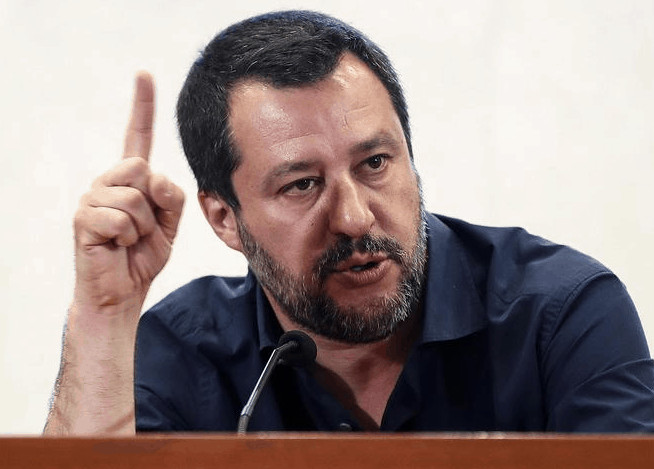 Matteo Salvini con un dito puntato verso l'alto