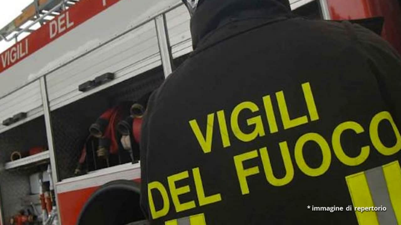 Bimbo bloccato dentro una cassaforte: gli dicono che è uno scherzo di carnevale per tranquillizzarlo e salvarlo