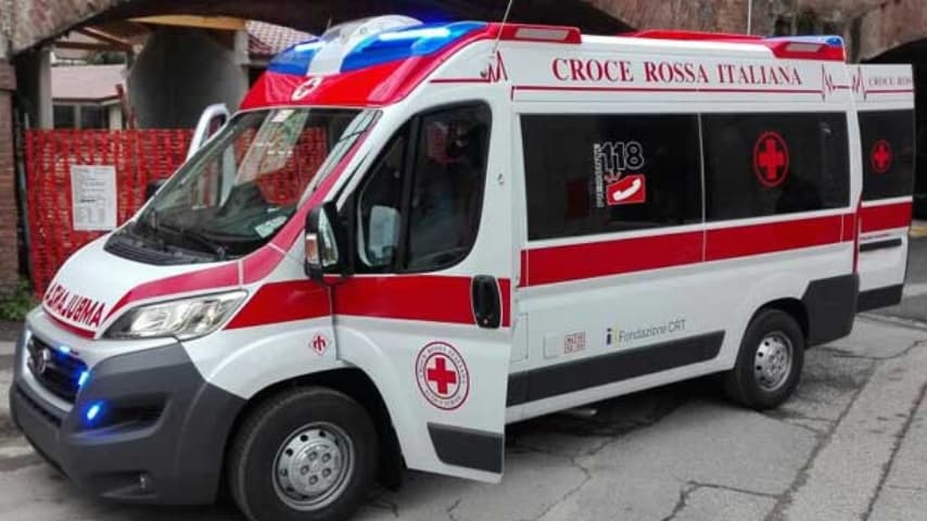 Bimbo bloccato dentro una cassaforte: gli dicono che è uno scherzo di carnevale per tranquillizzarlo e salvarlo