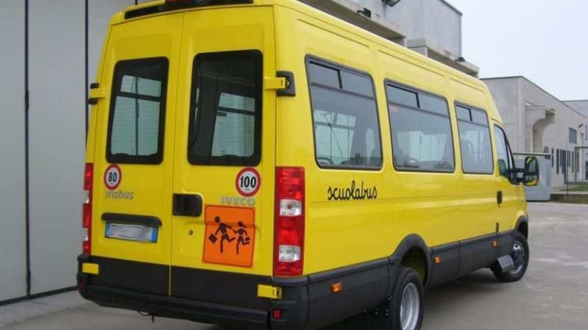 scuolabus giallo parcheggiato