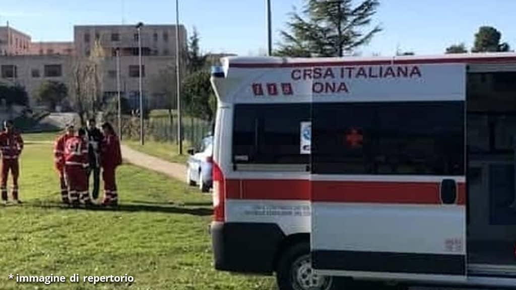 Ambulanza nel campo di calcio. Immagine di repertorio