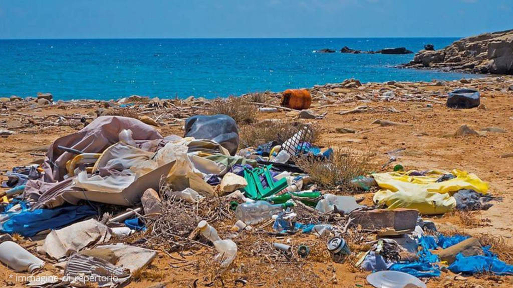 spiaggia rifiuti immagine di repertorio